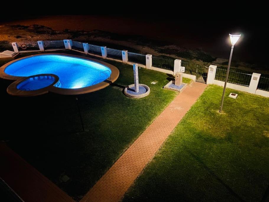 En Primera Linea De Playa Con Piscina Y Garaje Gratuito