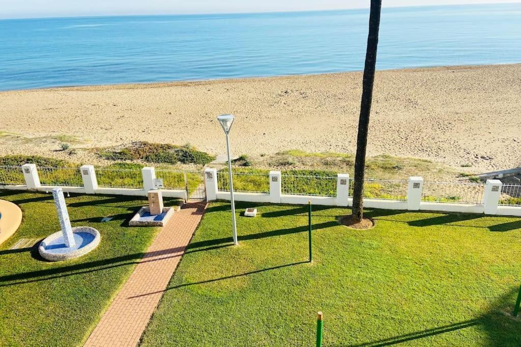 En Primera Linea De Playa Con Piscina Y Garaje Gratuito Dénia